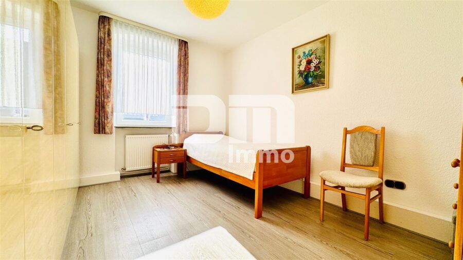 Modernisiertes Ein- bis Zweifamilienhaus mit Maisonettebereich in Traumlage - EG Schlafzimmer